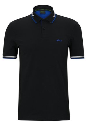 Czarna polo z krótkim rękawem z niebiesko-białym paskowanym kołnierzem i mankietami, plisą na dwa guziki oraz niebieskim logo BOSS na piersi.