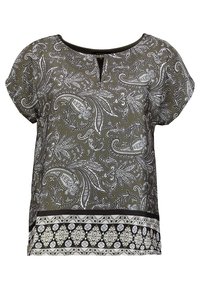 Grüne Bluse mit Paisleymuster, kurzen Ärmeln, rundem Halsausschnitt und einem Kerbchen-Detail an der Vorderseite. Hat einen gemusterten Saum.