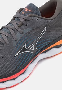 Mizuno WAVE SKY 6 - Zapatillas running asfalto - iron gate/nimbus cloud/soleil