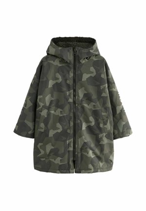 Chaqueta de camuflaje en tonos verde oscuro, con cremallera frontal, capucha y forro de textura suave. Diseño de corte holgado con mangas anchas.