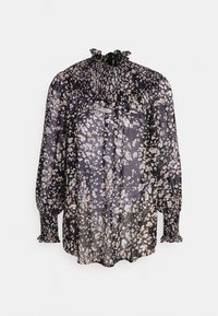 Blouse noire transparente avec un col à volants, un corsage smocké et de longues manches bouffantes ; présente un motif moucheté dans des tons crème et bleu.
