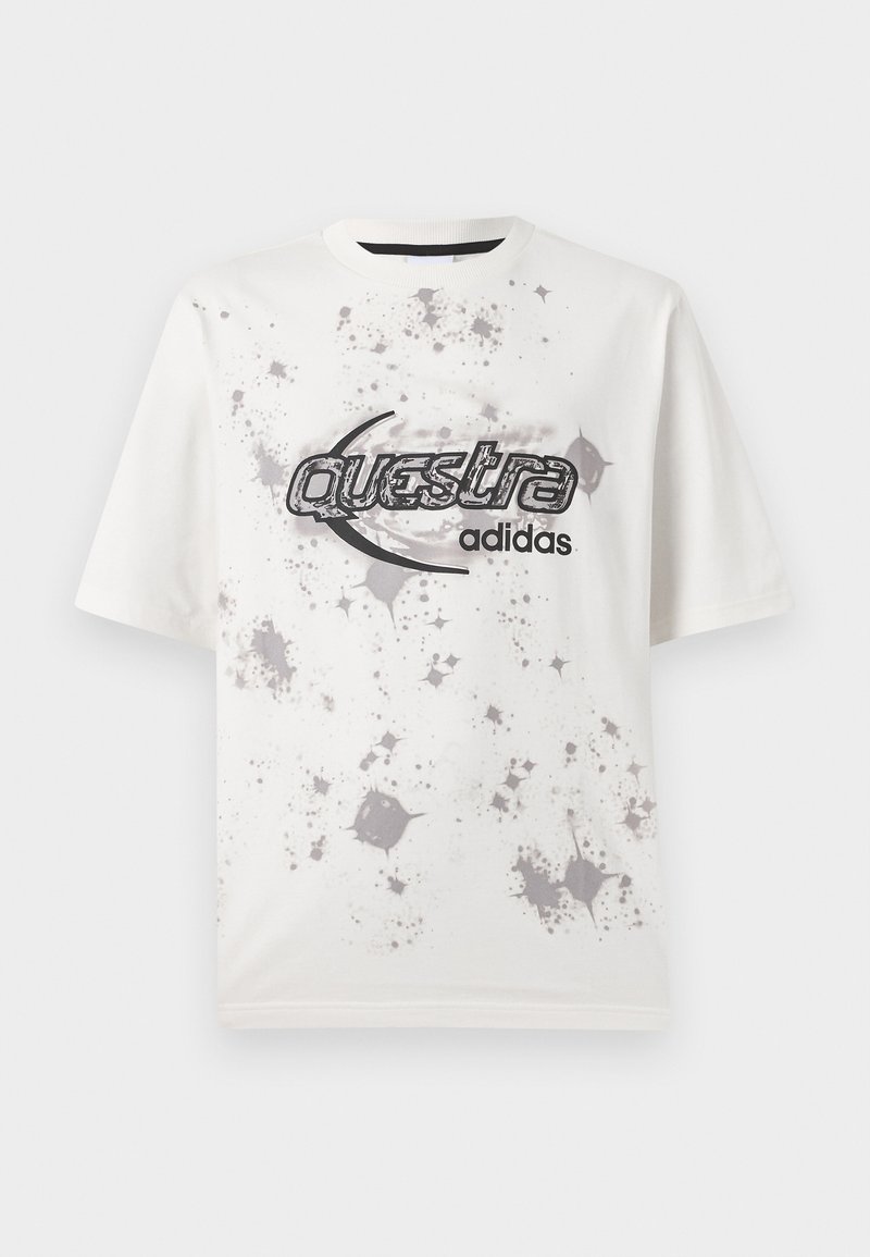 T-shirt bianca a maniche corte con motivo a schizzi di vernice grigia e loghi neri "Questra" e "adidas" centrati sul davanti.
