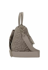 Borsa in taupe trapuntata con due manici superiori, tracolla regolabile e dettagli floreali sul tessuto.