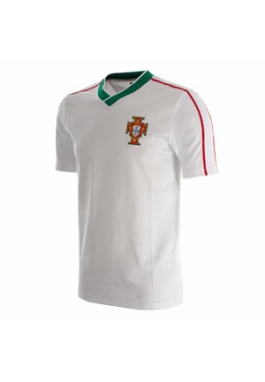 Wit sportshirt met korte mouwen, groene kraag, rode strepen op de schouders en een meerkleurig kruisembleem op de borst.