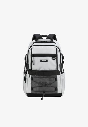 Hellgrauer Rucksack mit schwarzen Reißverschlüssen, Netztasche, gepolsterten Trägern und Tragegriff oben, mit mehreren Fächern und Markenlabel von Aoking.
