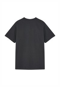 Mörkgrå t-shirt, korta ärmar, rund hals, tillverkad av bomull, har en slät textur utan synliga mönster eller accenter.