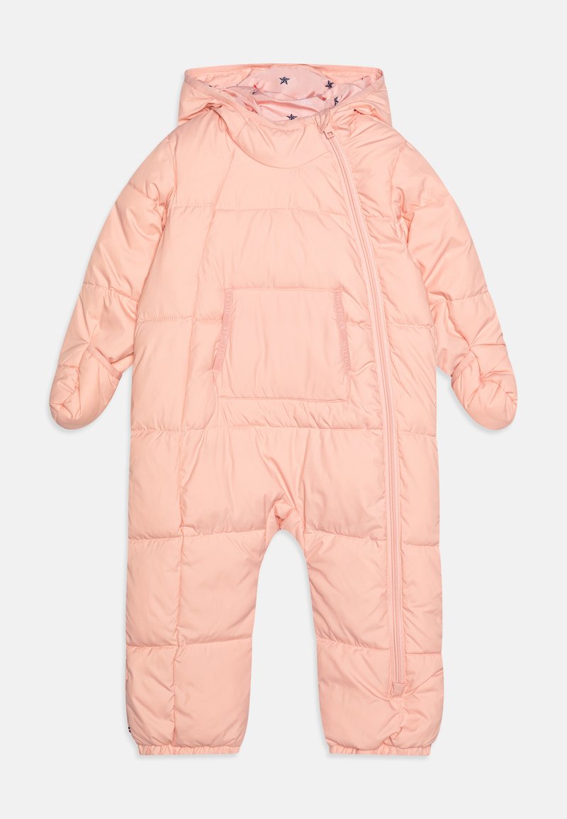 Pufasti ružičasti zimski kombinezon s kapuljačom, prednjim zatvaračem na zatvarač i zakrpom. Ima mekanu teksturu i elastične manžete na zapešćima i gležnjevima.
