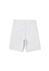 Witte katoenen shorts met een gladde textuur, voorzien van lussen voor een riem, twee achterzakken en een eenvoudig, recht gesneden ontwerp.