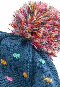 Blauer gestrickter Beanie mit einem mehrfarbigen Pom-Pom. Verfügt über lebhafte, verstreute gestickte Punkte in Pink, Grün und Orange.