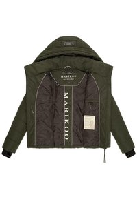 Donkergroene pufferjack met capuchon, voorzien van een zwarte voering, verstelbare manchetten en een label aan de binnenkant. Schoon ontwerp met subtiele accenten.