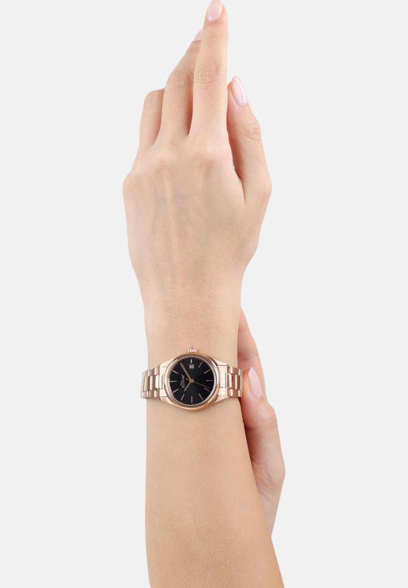 Roségoldene Uhr mit schwarzem Zifferblatt, rundem Gehäuse und gliedertem Armband. Verfügt über einfache Stundenmarkierungen und eine Datumsanzeige auf 3 Uhr.