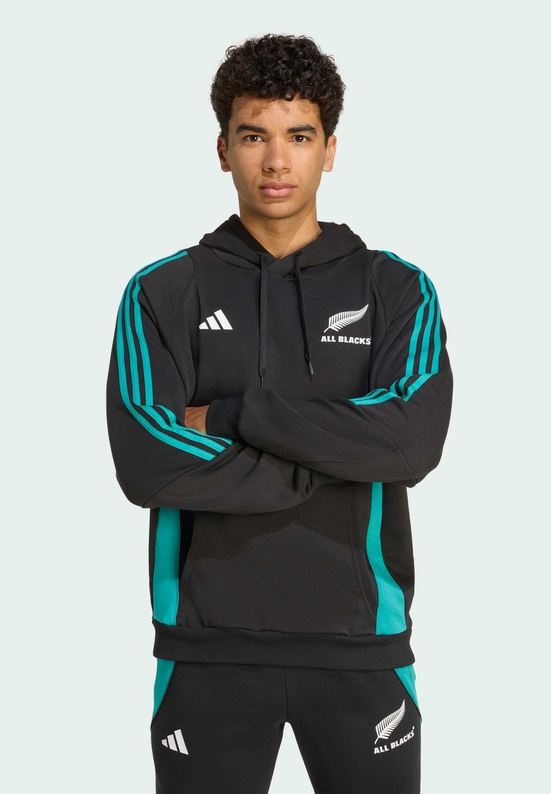 Sort hættetrøje med turkise detaljer, der har hætte, frontlomme og ribbede manchetter. "ALL BLACKS" logo og Adidas-striber på ærmerne.