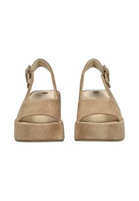 Sandales à bride arrière en daim beige avec un bout ouvert, une plateforme épaisse et un accent en boucle sur la bride de cheville. Doublure intérieure lisse.