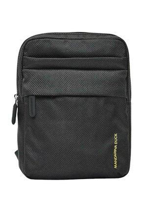 Borsa a tracolla compatta nera con texture, tasca frontale con cerniera e piccolo logo giallo Mandarina Duck in basso a destra.