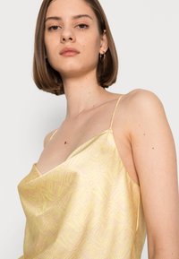 Monki Top - yellow