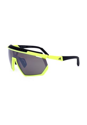 Occhiali da sole in stile sportivo con lente avvolgente grigia, montatura giallo neon, aste nere e logo Adidas sul lato.