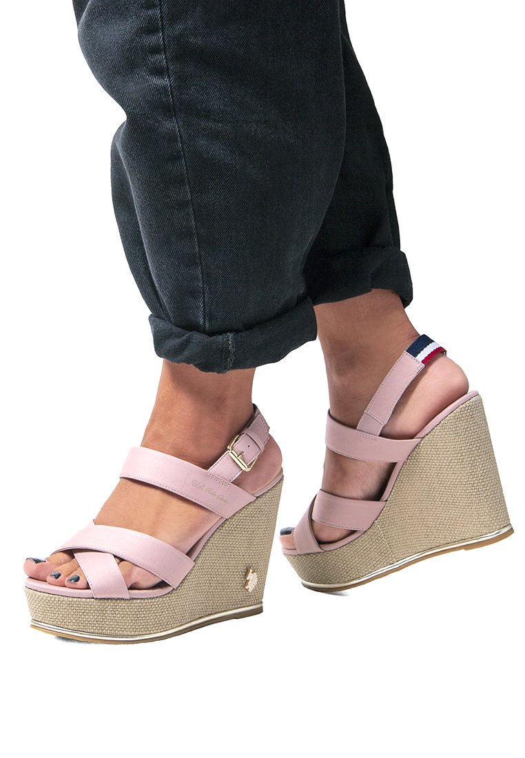 Sandali con tacco a cuneo rosa con più cinturini e una cinghia alla caviglia con fibbia. Base testurizzata di colore naturale con un accento dorato lungo la suola.