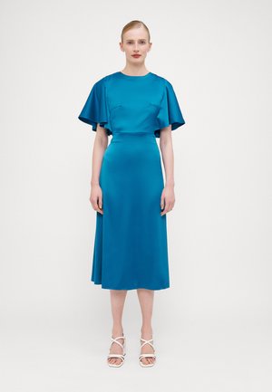 Robe en satin teal avec des manches courtes et fluides, un col rond et une jupe midi. Texture lisse et silhouette ajustée.