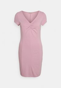 Vestido justo rosa com decote em V, mangas curtas e detalhes franzidos no busto, feito de um tecido elástico suave. Textura lisa, até aos joelhos.