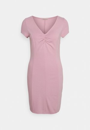 Vestido justo rosa com decote em V, mangas curtas e detalhes franzidos no busto, feito de um tecido elástico suave. Textura lisa, até aos joelhos.