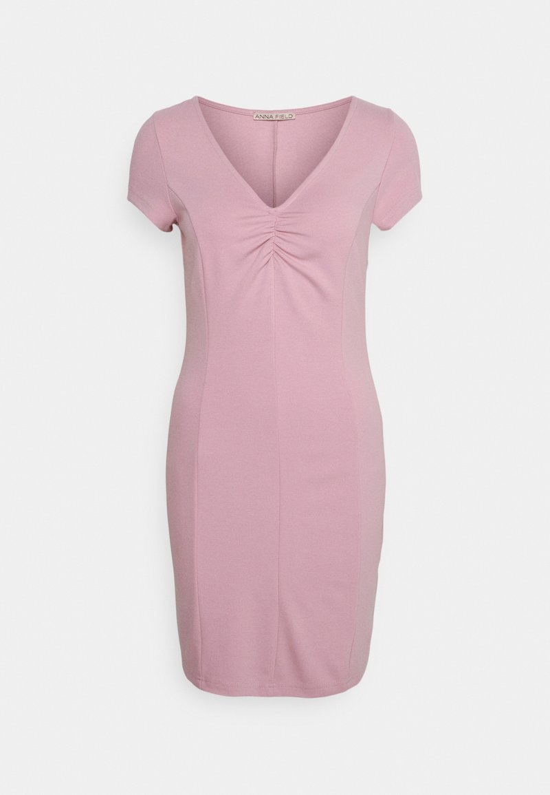 Vestido justo rosa com decote em V, mangas curtas e detalhes franzidos no busto, feito de um tecido elástico suave. Textura lisa, até aos joelhos.