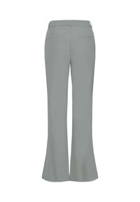 Pantalon gris évasé en tissu lisse, avec une taille mi-haute et deux poches arrière. Les jambes s'élargissent du genou à l'ourlet.