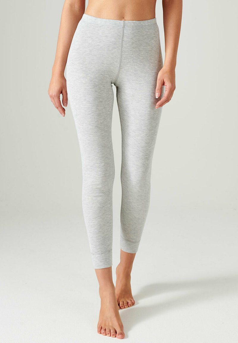 Leggings grigi chiaro realizzati in un tessuto morbido ed elastico. Hanno un design aderente, che arriva fino alle caviglie, con una superficie liscia e senza motivi visibili.