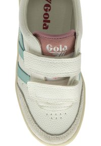 Vita och pastellgrön sneaker med två kardborreband och en rosa tunga som visar Gola-logotypen i vitt.