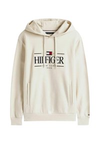 Felpa con cappuccio beige con una tasca frontale, con un logo nero e rosso che recita "HILFIGER NEW YORK 1985" in lettere grassetto.