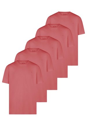 Fünf einfarbige korallenrote T-Shirts mit kurzen Ärmeln und Rundhalsausschnitt, in einer versetzt überlappenden Reihe angeordnet.