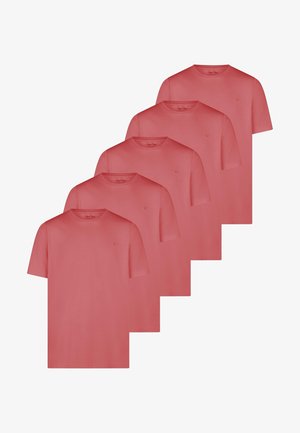 Fem ensfarvede koralrøde T-shirts med korte ærmer og rund hals, arrangeret i en skiftevis overlappende række.