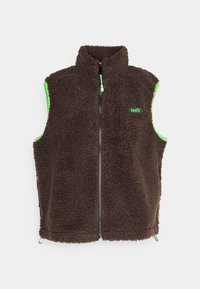 Brauner Fleece-Weste mit grünen Akzenten und hohem Kragen. Verfügt über einen Frontreißverschluss und ein kleines grünes Logo auf der Brust. Weiche Textur.