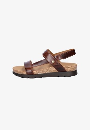 Bruine leren sandaal met twee verstelbare riemen, kurken voetbed en zwarte gestructureerde zool, zijaanzicht tegen een witte achtergrond.