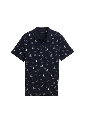 Tengerészkék polo póló, kis vitorlásokkal és hullámokkal díszítve. Rövid ujjú, klasszikus gallérral és gombolással, pamut anyagból készült.