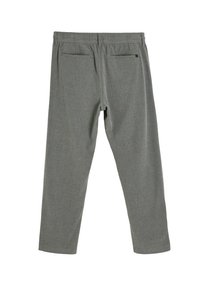 Szare, teksturowane spodnie z elastycznym paskiem, dwiema tylnymi kieszeniami i zwężającym się krojem nogawek. Materiał ma delikatny wzór.