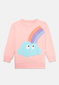 Sudadera rosa con un diseño de nube azul claro que tiene dos ojos y un arcoíris multicolor (naranja, morado y azul) en el hombro.