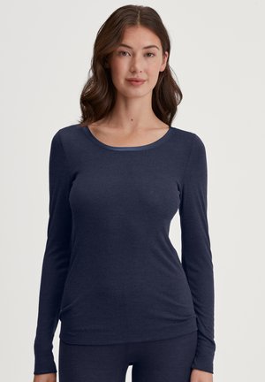 Marineblaue Langarmoberteile aus weichem Stoff mit rundem Ausschnitt, körpernahem Schnitt und glatter Textur, kombiniert mit passenden Hosen.