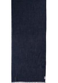 Sciarpa blu navy in tessuto morbido e texture. Presenta bordi sfilacciati e un piccolo etichetta con logo. Forma rettangolare, leggera e versatilissima.