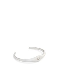 Bracelet en argent avec un design élégant et lisse, présentant un accent ovale distinct avec un petit détail circulaire d'un côté.