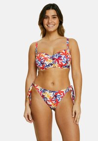Ensemble de bikini coloré avec un motif floral aux accents rouges, jaunes et bleus. Le haut a un design structuré et le bas a des côtés à nouer.