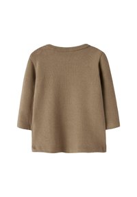 Brauner, langärmliger Strickpullover für Kleinkinder mit Rundhalsausschnitt, von hinten vor einem weißen Hintergrund gezeigt.