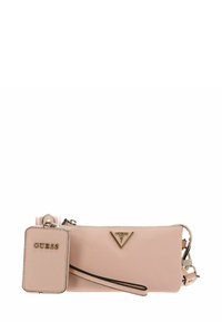 Pochette en cuir rose avec une surface texturée, dotée d'un logo doré, d'une fermeture éclair et d'une lanière amovible pour poignet. Comprend un petit porte-cartes.