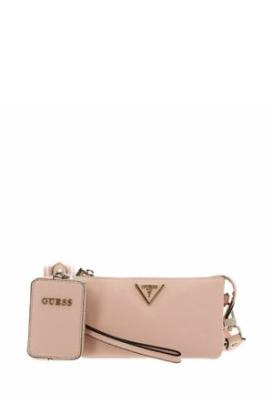 Pochette en cuir rose avec une surface texturée, dotée d'un logo doré, d'une fermeture éclair et d'une lanière amovible pour poignet. Comprend un petit porte-cartes.