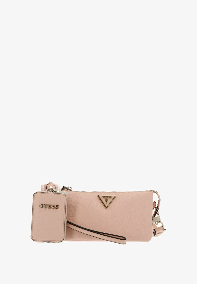Pochette en cuir rose avec une surface texturée, dotée d'un logo doré, d'une fermeture éclair et d'une lanière amovible pour poignet. Comprend un petit porte-cartes.