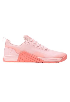 Zapatilla deportiva rosa claro con suela texturizada, diseño con cordones y collar acolchado, mostrada de perfil sobre fondo blanco.