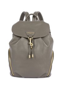 Sac à dos en cuir gris avec rabat, fermoir en or, zips latéraux et double bretelles.