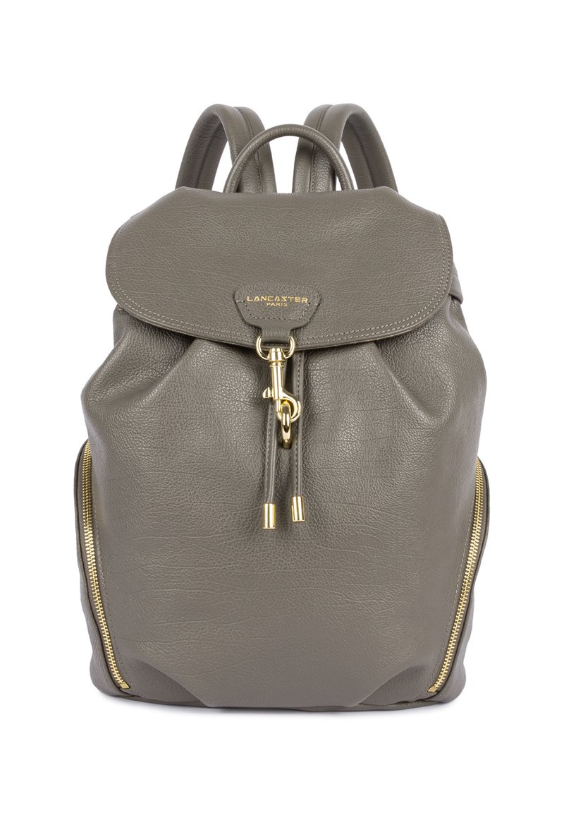 Sac à dos en cuir gris avec rabat, fermoir en or, zips latéraux et double bretelles.