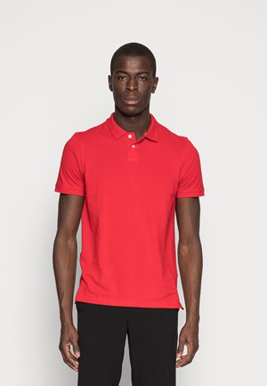 Rotes Polohemd mit kurzen Ärmeln, dreiknöpfiger Knopfleiste und tailliertem Design. Schlichte Textur ohne Muster oder Akzente.