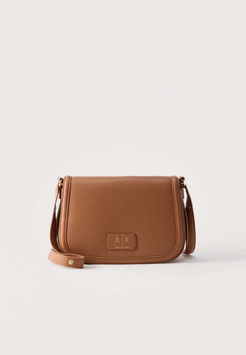 Sac à bandoulière en cuir marron avec bandoulière réglable et patch logo A|X Armani Exchange sur le rabat avant, sur fond blanc.