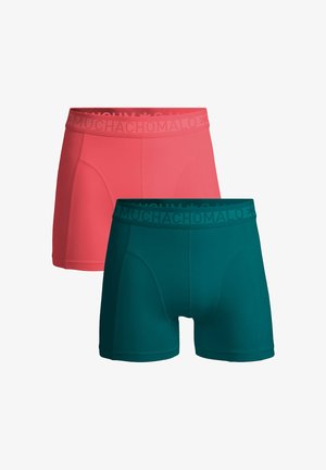 Két pár férfi boxer: az egyik korall színű, a másik pedig türkiz, rugalmas anyagból, testhezálló kialakítással, és egyeztetett elasztikus derékpántokkal, amelyeken a márkajelzés is megtalálható.